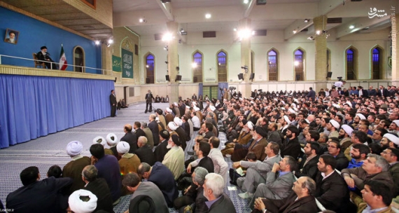اما‌م خامنه‌ای در دیدار هزاران نفر از مردم آذربایجان شرقی: خسارتی بالاتر از خام فروشی نفت و صرف‌کردن پول آن در امور جاری نیست